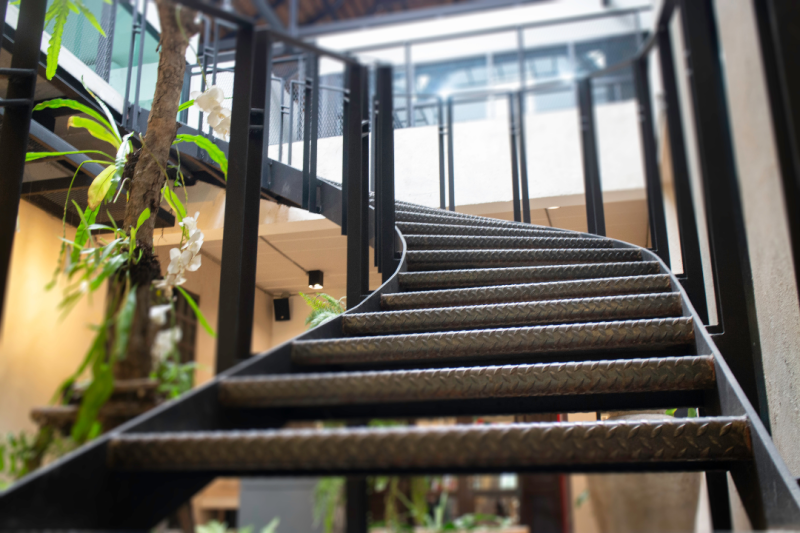 Como Escolher a Escada Metálica Perfeita para Projetos Residenciais e Necessidades Específicas