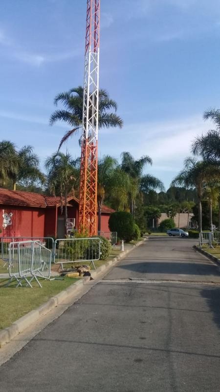 Torre metálica para iluminação